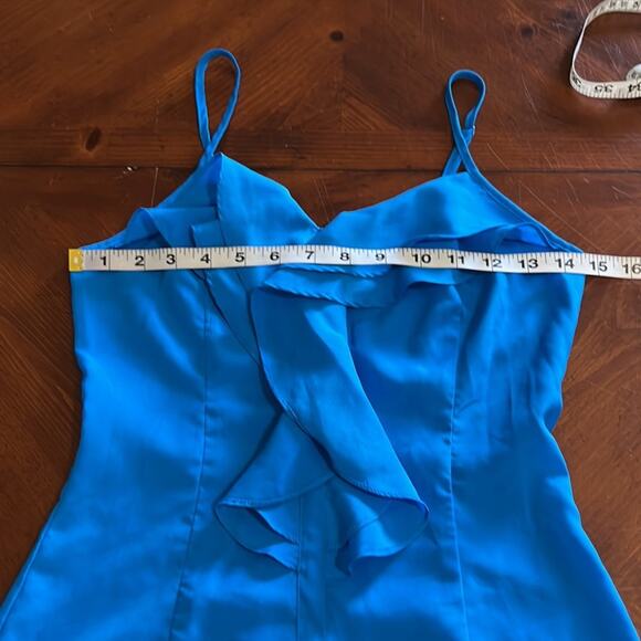 Miley Cyrus & Max Azria Blue Ruffle Blouse with Exposed Back Zipper - Picture 5 of 8